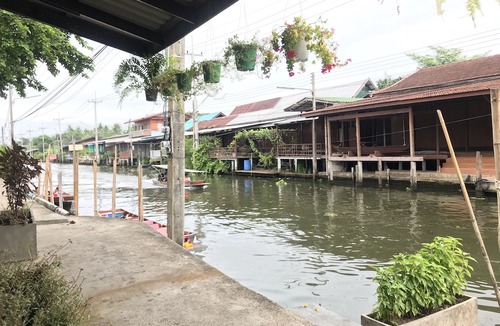 Damnoen Saduak Hotel | Reuan Vilawan