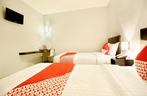 Mangga Besar Hotel | OYO 136 Manggis Inn