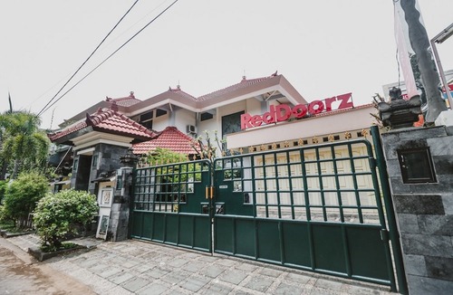 Sidoarjo Hotel | RedDoorz Syariah Near Gelora Delta Sidoarjo