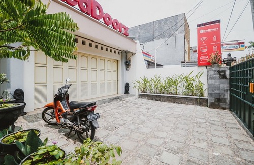 Sidoarjo Hotel | RedDoorz Syariah Near Gelora Delta Sidoarjo