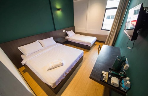 Pegawai Hotel | Room V Jalan Jenang