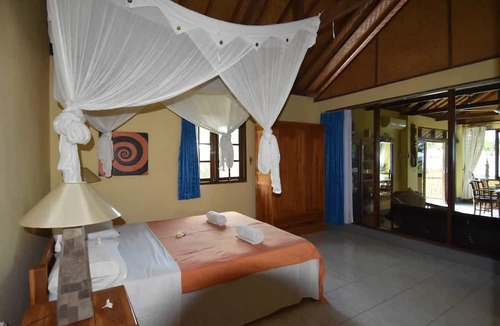 Banjartegehe Villa | Beachfront villa with private pool, garden and terrace