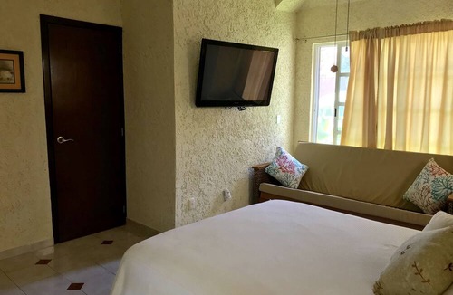 Alfredo V. Bonfil Bed & Breakfast | YurInn