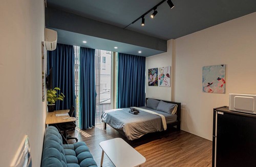 Phu Nhuan Apartment | Tranquil "Amable Home" 7 minutes to Airport & Center / Free Laundry, Fast Wifi