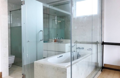 Kuala Lumpur Apartment | Stylish & Cozy 3BR EmbassyView Suite, FREE Parking