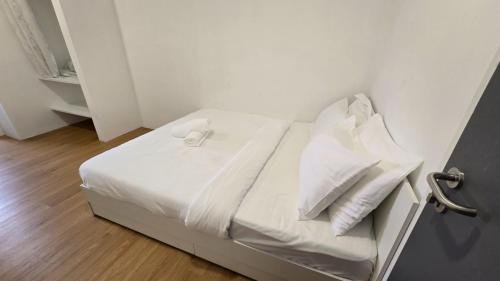 Kampung Jiboi Hotel | Swing & Pillows - Paroi Gateway