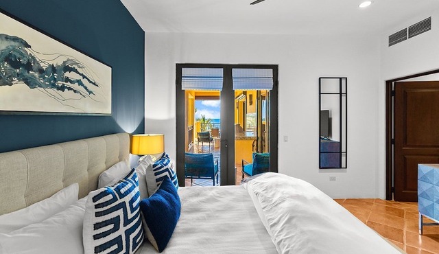 Newly Renovated Condo with Ocean View & Luxury Amenities in Beachfront Resort. Walk to Downtown