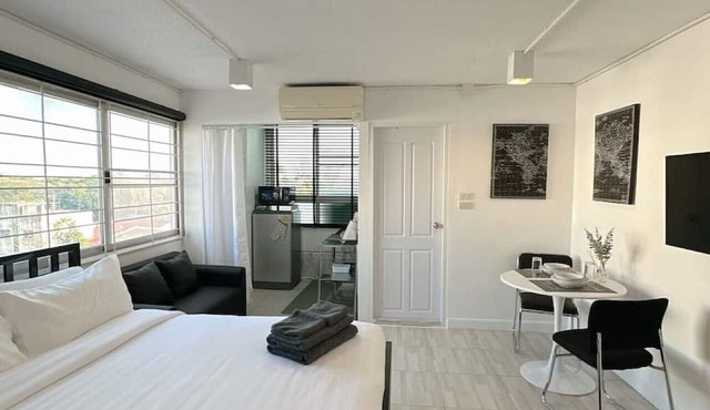 White & Black Cozy Room/heart of Nimman