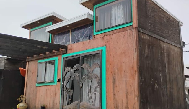 Charming Hawaiian Themed cabin in beautiful Playas de Rosarito with Pool in Playas de Rosarito