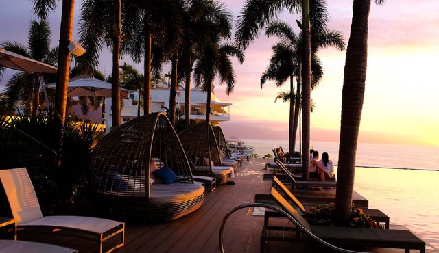 Beachfront Condo, Spectacular View, 2 BR/2 BA Large, New, Quiet and Secure.
