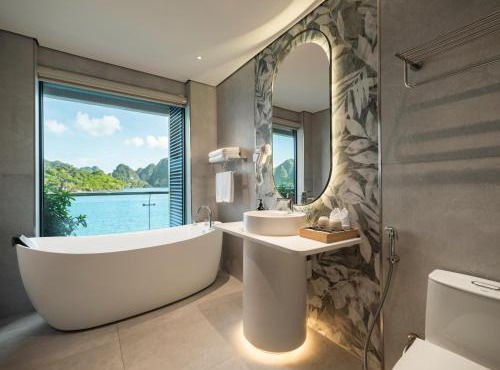 Azura Cruise in Ha Long