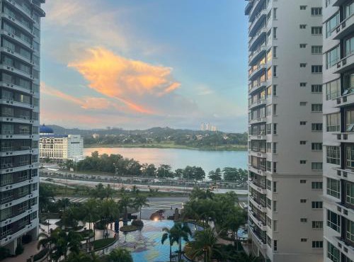 3BR Apartment in Serdang with Pool & Parking